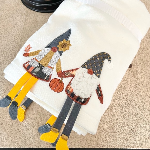 NWT SET OF 2 3D Fall Gnomes Hand Towels - Picture 6 of 7